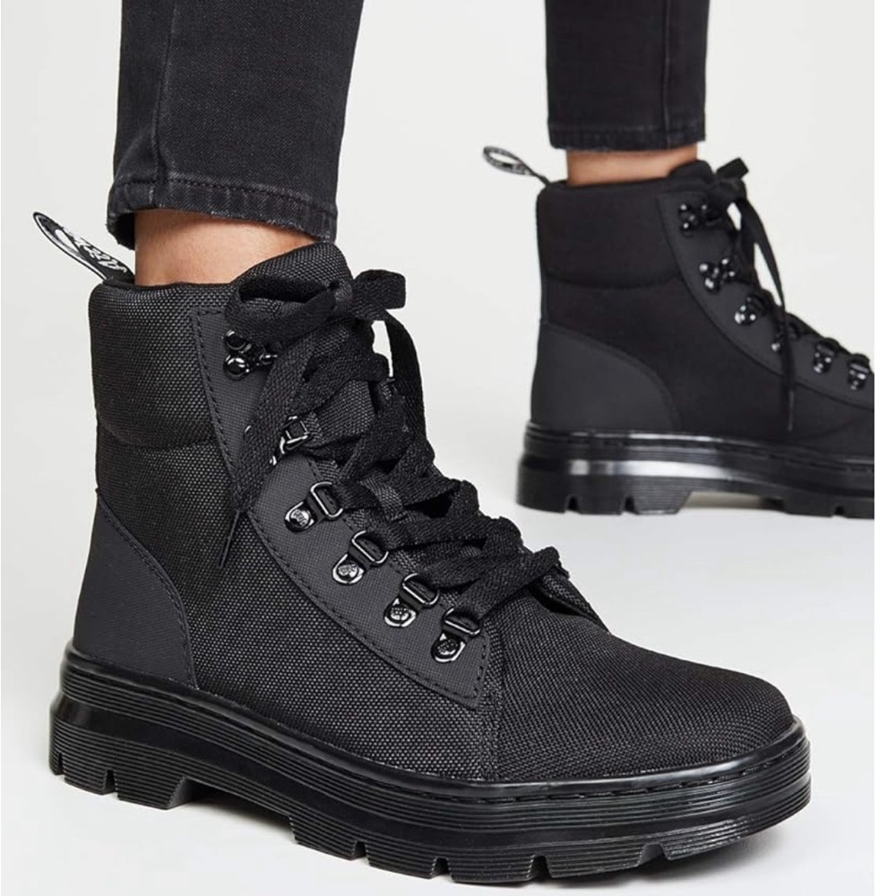 Dr. Martens womens Combs W Combat Boot, size 8